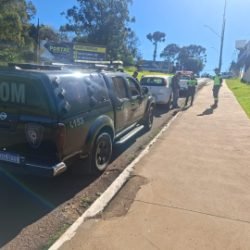 Motorista sem placas no veículo é detido por suspeita de embriaguez em Cascavel