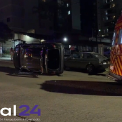 Motorista tomba carro após colisão com veículo estacionado no Centro de Cascavel