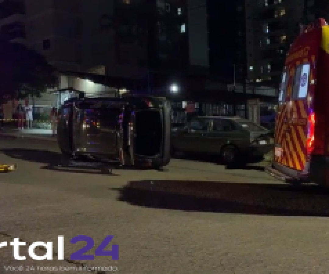 Motorista tomba carro após colisão com veículo estacionado no Centro de Cascavel
