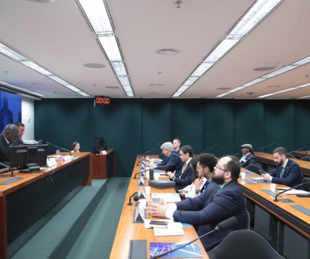 Motoristas de aplicativo pedem maior remuneração e mais segurança em debate na Câmara