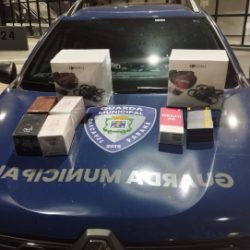 Mulher é flagrada na rodoviária com eletrônicos e perfumes do Paraguai