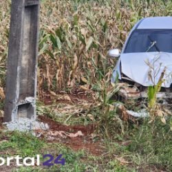 Mulher fica ferida após carro sair da pista e bater contra poste na PR-488, em Santa Helena