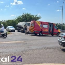 Mulher fica ferida em acidente entre caminhão e motocicleta no bairro São Cristóvão