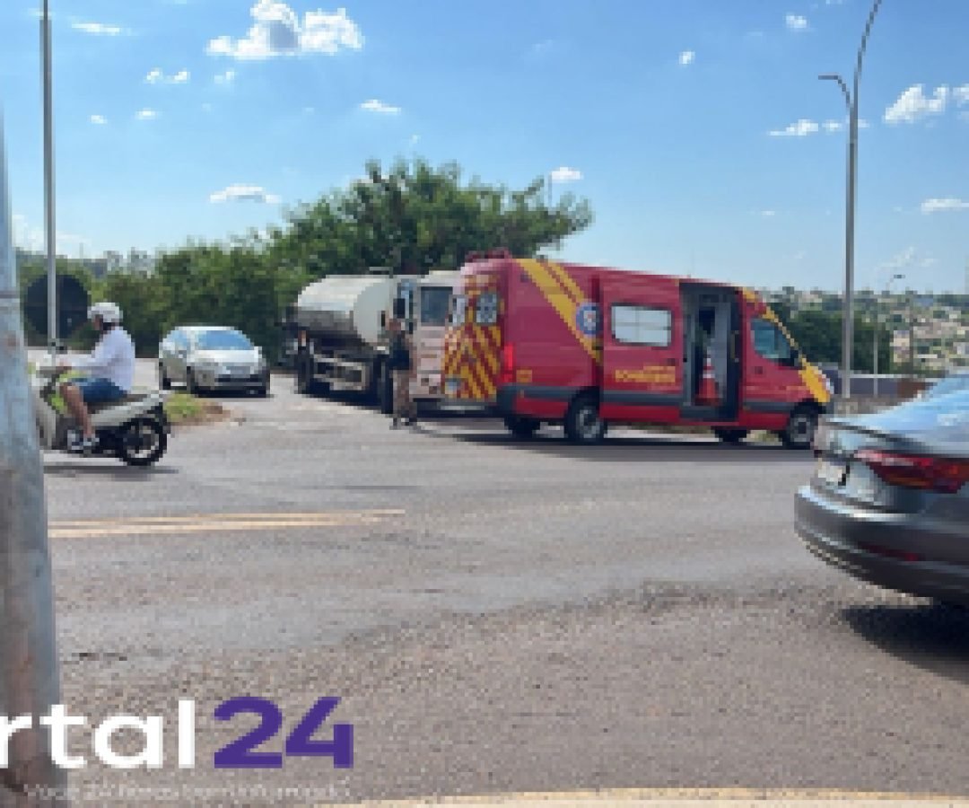 Mulher fica ferida em acidente entre caminhão e motocicleta no bairro São Cristóvão