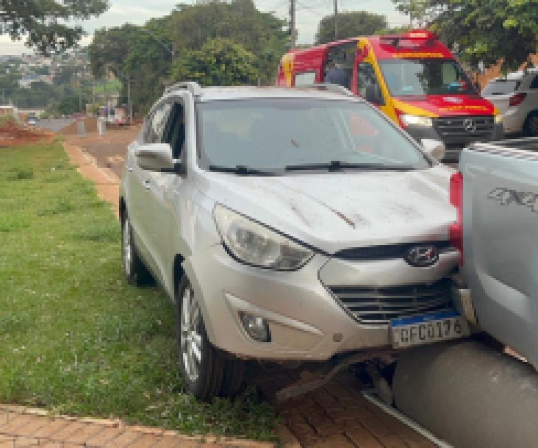 Mulher passa mal, atinge manilha e arrasta até caminhonete no Tarumã