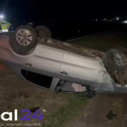 Mulher perde controle de Voyage após ser fechada por outro veículo na BR-467, em Cascavel