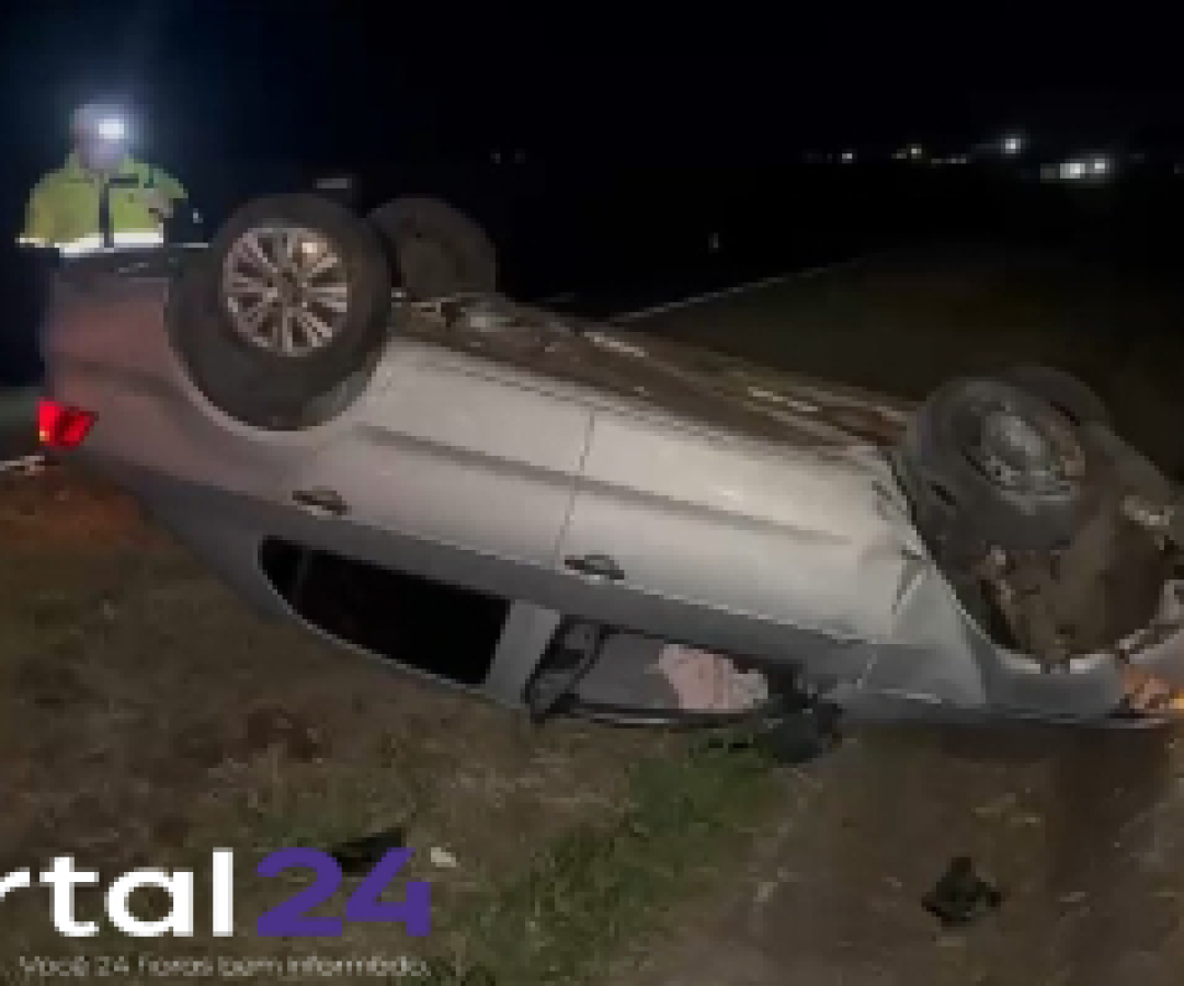 Mulher perde controle de Voyage após ser fechada por outro veículo na BR-467, em Cascavel