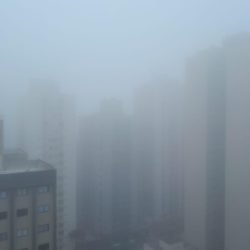 Neblina marca início da sexta-feira e tempo segue instável em Cascavel