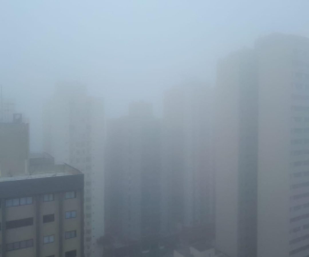 Neblina marca início da sexta-feira e tempo segue instável em Cascavel