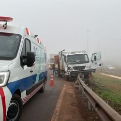 Neblina provoca colisão entre caminhões no Trevo Cataratas e causa lentidão no trânsito