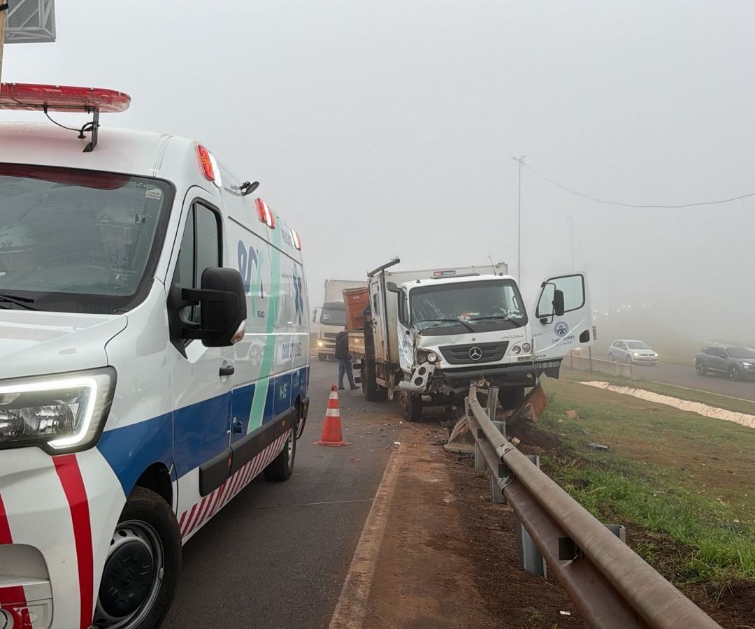 Neblina provoca colisão entre caminhões no Trevo Cataratas e causa lentidão no trânsito