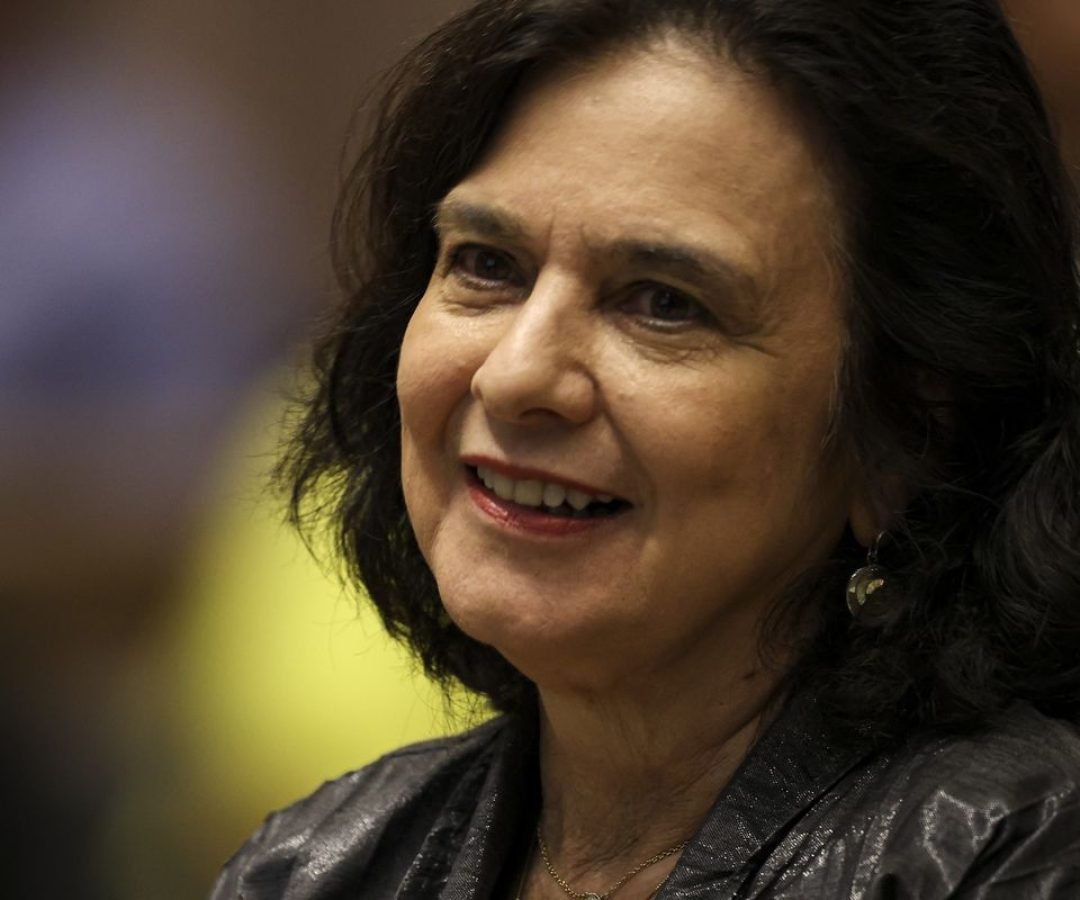Nísia Trindade lança livro sobre bastidores da covid-19