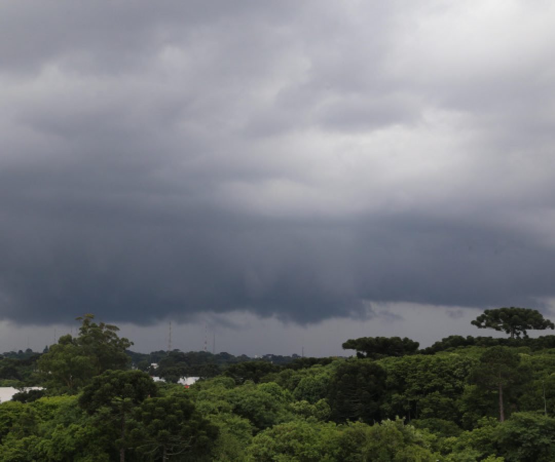 Simepar e Defesa Civil alertam para tempestade no Paraná no fim de semana