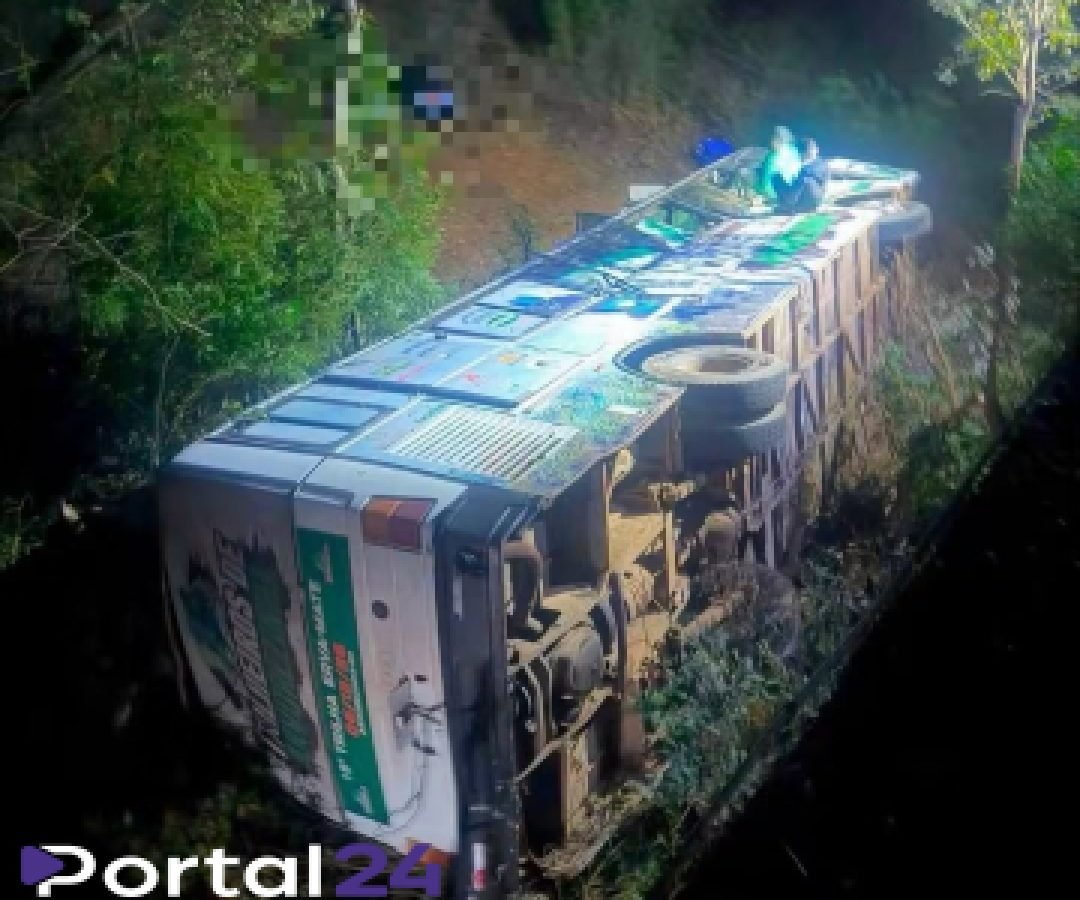 Ônibus cai de ponte no Rio Grande do Sul e mobiliza grande operação de resgate