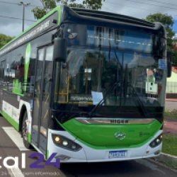 Ônibus elétrico e Biz batem em cruzamento no Centro