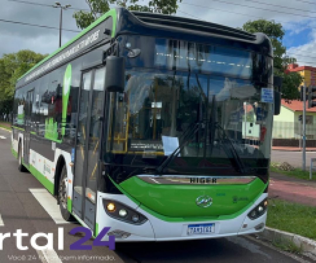 Ônibus elétrico e Biz batem em cruzamento no Centro