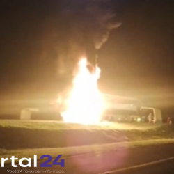 Ônibus pega fogo na madrugada de domingo na BR-277, em Teixeira Soares