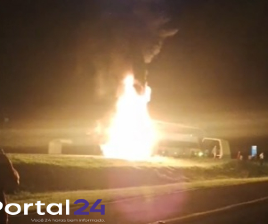 Ônibus pega fogo na madrugada de domingo na BR-277, em Teixeira Soares