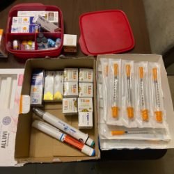Operação Agulha Negra combate comércio ilegal de medicamentos e prende três pessoas em Castro