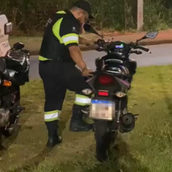 Operação conjunta apreende motocicleta durante blitz no viaduto do bairro Veneza, em Cascavel