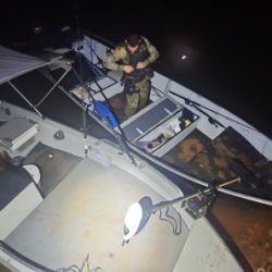 Operação flagra embarcações em área proibida e resulta na apreensão de pescado e prisão de ocupantes