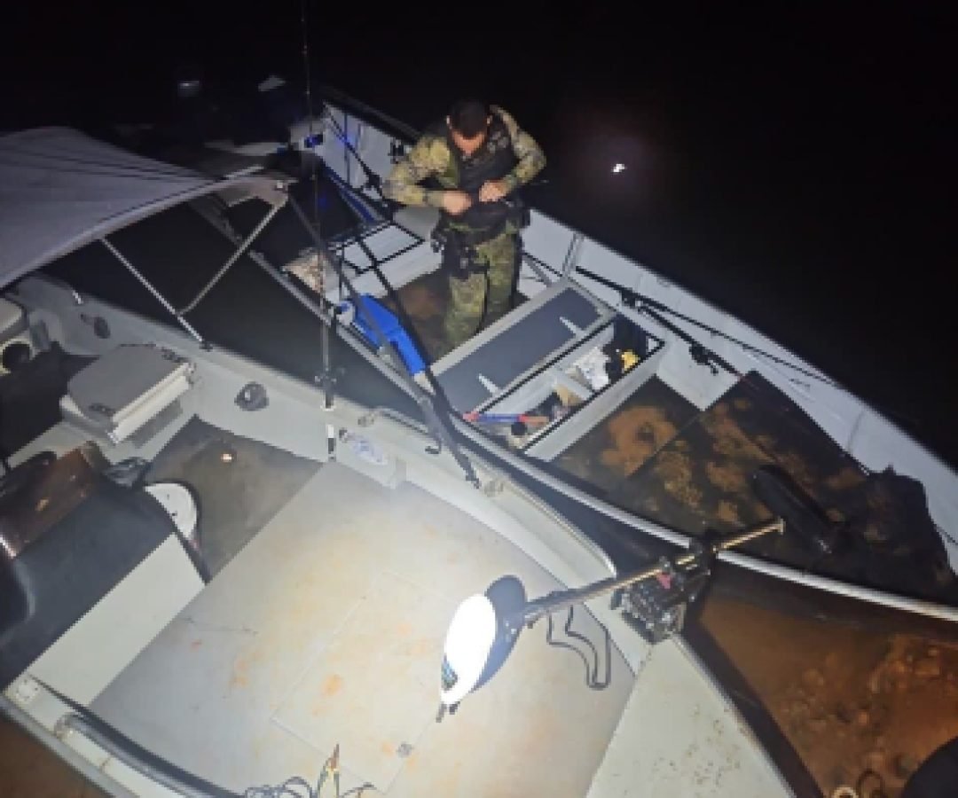 Operação flagra embarcações em área proibida e resulta na apreensão de pescado e prisão de ocupantes