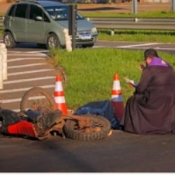 Padre interrompe viagem e faz oração ao lado de motociclista que morreu em acidente na PR-323