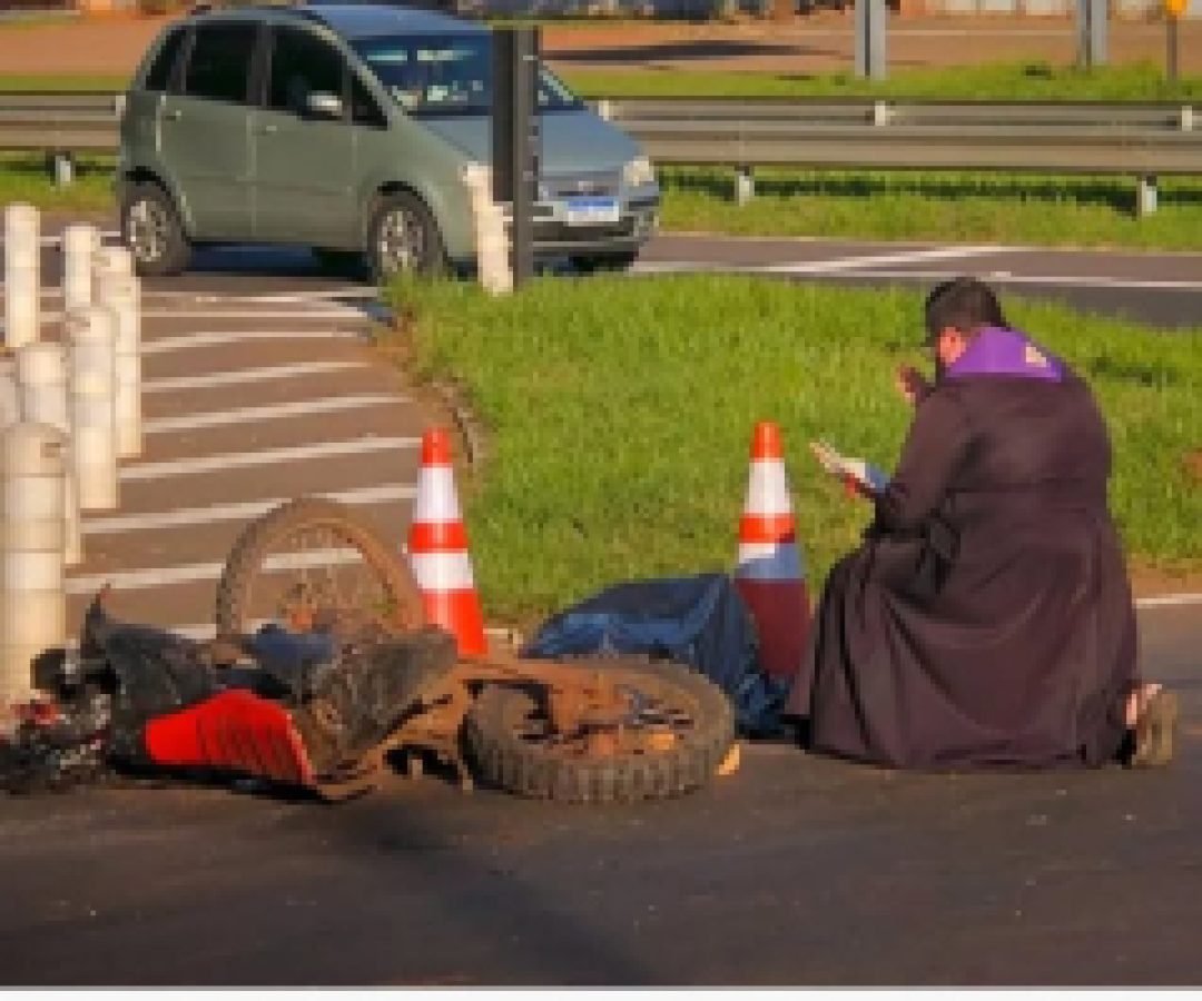 Padre interrompe viagem e faz oração ao lado de motociclista que morreu em acidente na PR-323