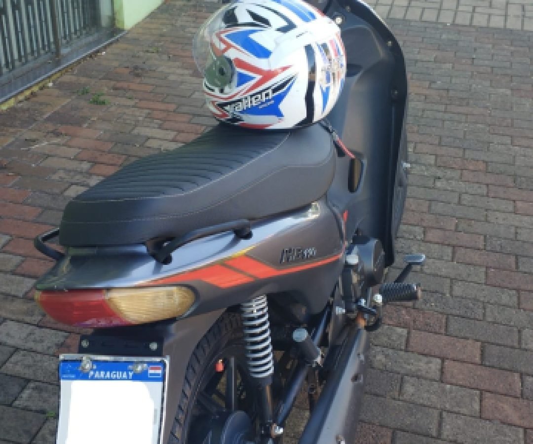 Paraguaio é flagrado dirigindo moto irregular na calçada