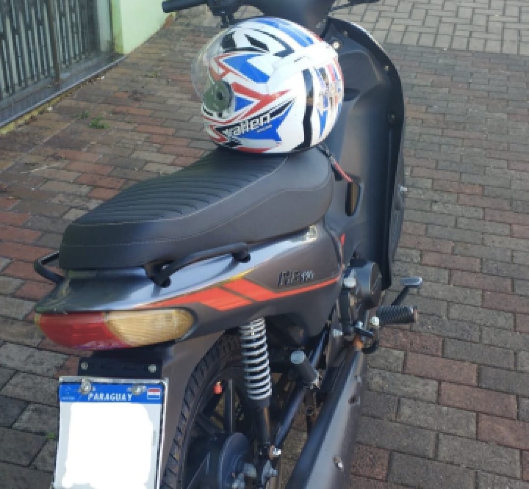 Paraguaio é flagrado dirigindo moto irregular na calçada