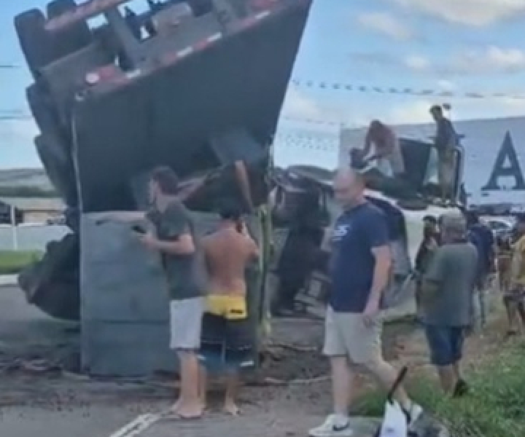 Peso da carga faz pista ceder e caminhão tomba na BR-280 no Litoral Norte de SC