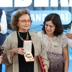 Pesquisadora Margareth Dalcolmo recebe medalha Oswaldo Cruz