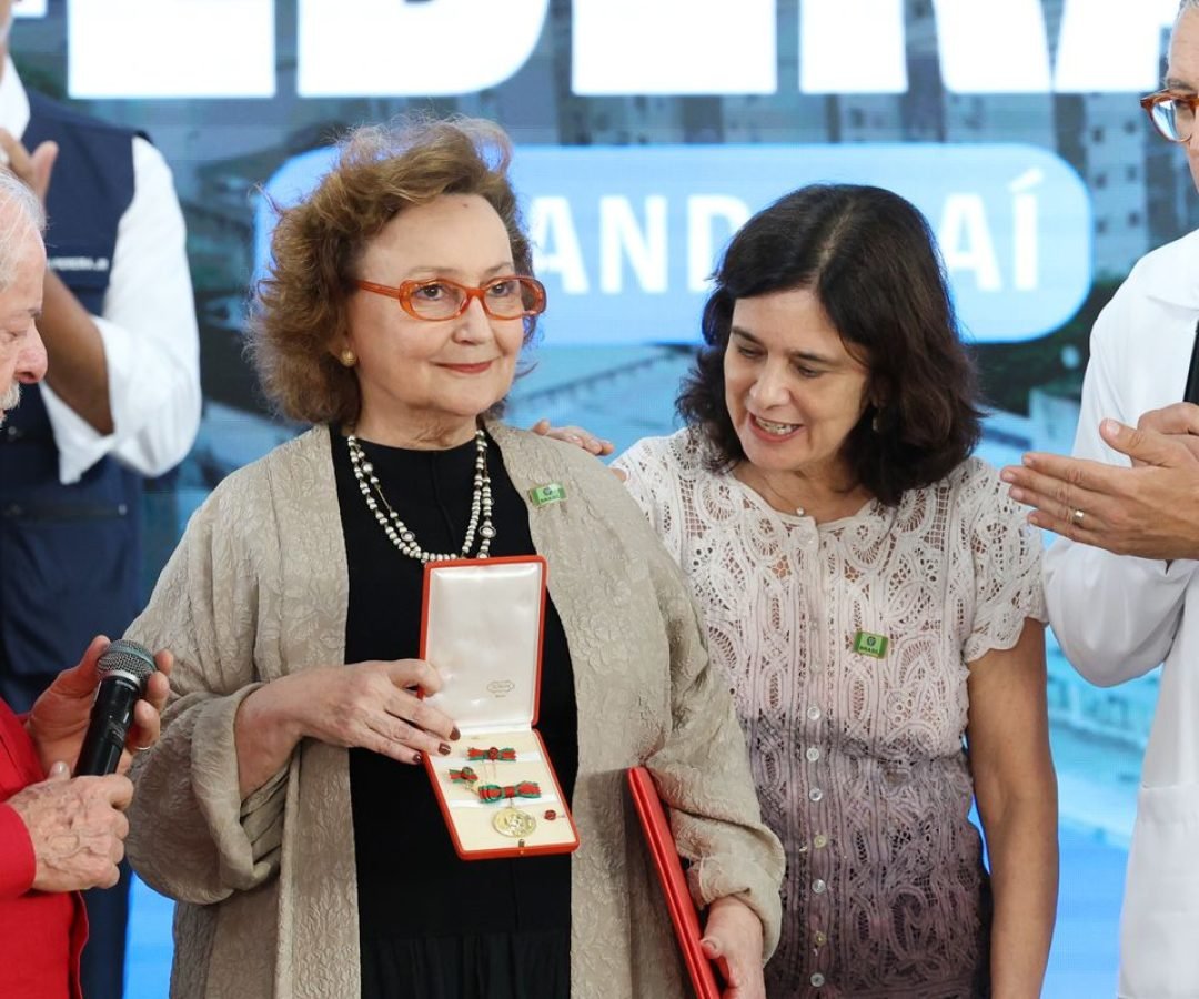 Pesquisadora Margareth Dalcolmo recebe medalha Oswaldo Cruz