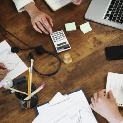 pessoas-que-trabalham-em-escritorios-elegantes-e-aconchegantes.jpg