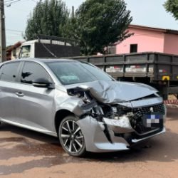 Peugeot bate em Sandero estacionado em Santa Tereza do Oeste