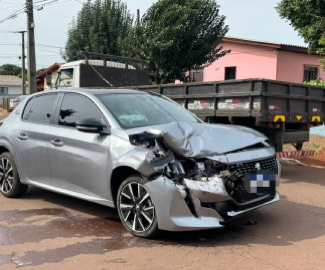 Peugeot bate em Sandero estacionado em Santa Tereza do Oeste