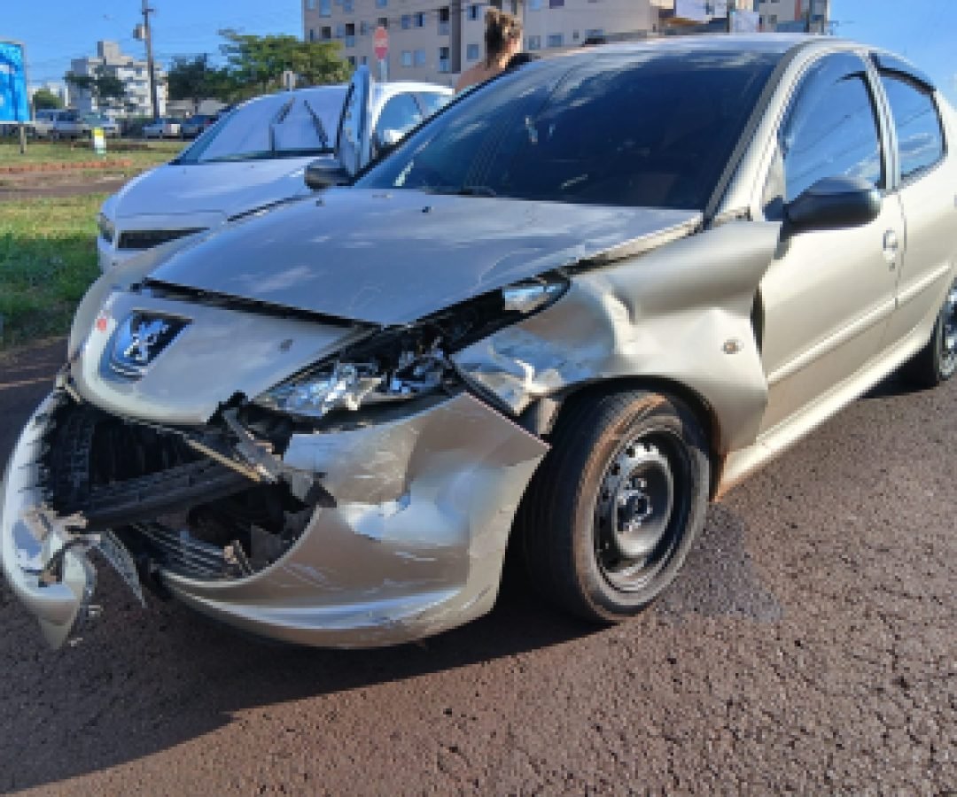 Peugeot e HB20 colidem na Avenida das Torres