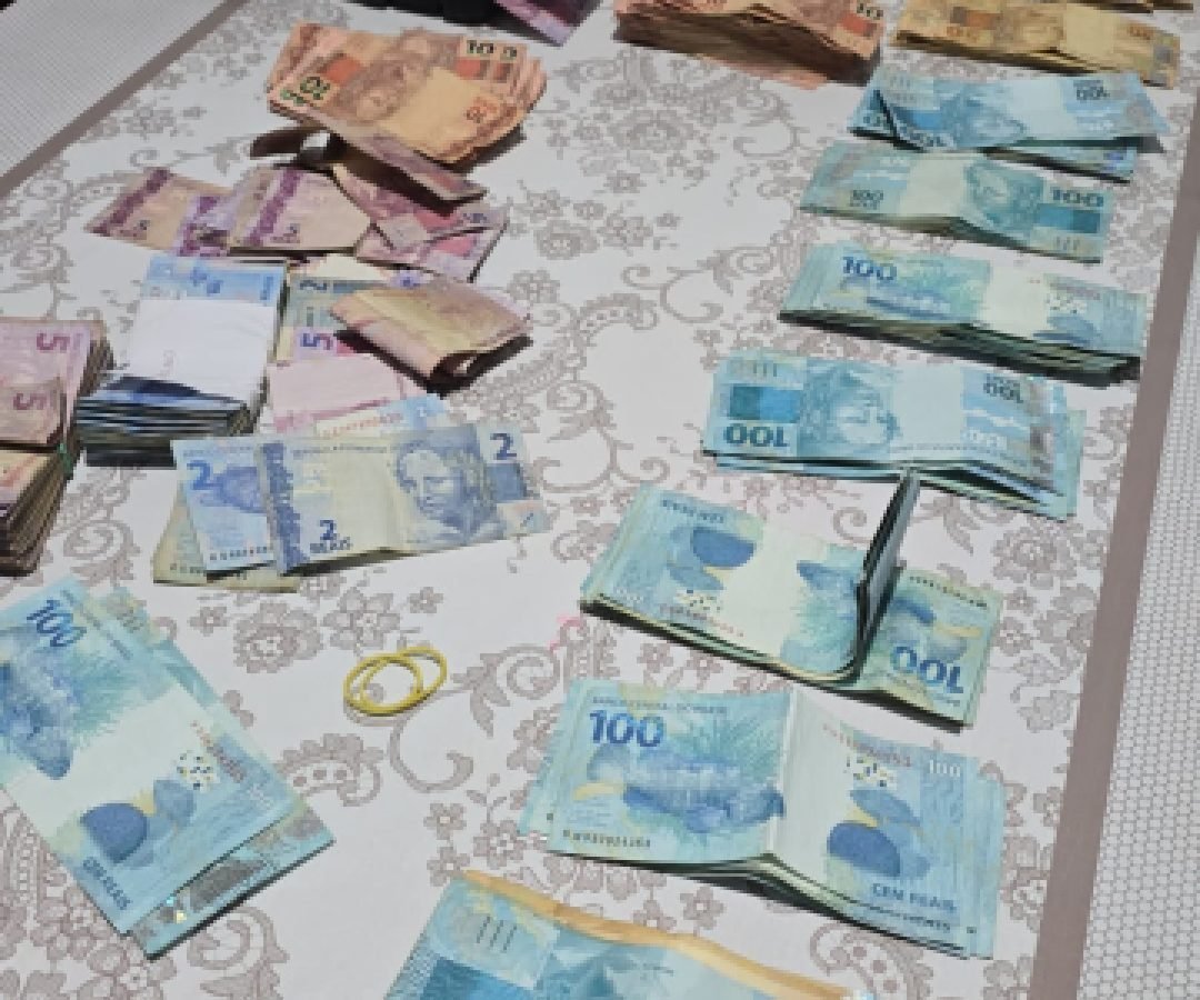 PF deflagra Operação Vietato contra rede de contrabando de cigarros na Grande Curitiba