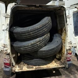 PF e PM apreendem veículo carregado com pneus de caminhão após travessia ilegal do Paraguai em Foz do Iguaçu