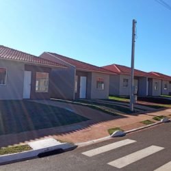 Com subsídios do Estado, 300 casas são entregues a famílias de Ponta Grossa
