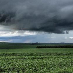 Nova frente fria aumenta risco de tempestade no início da semana no Paraná