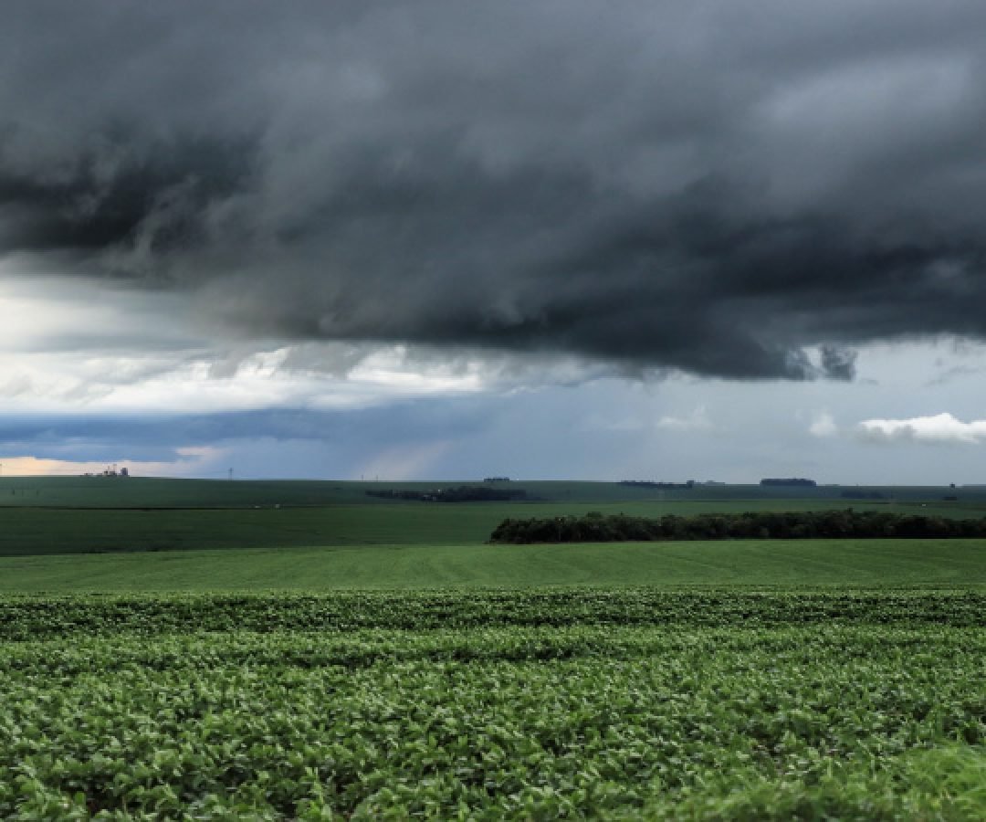 Nova frente fria aumenta risco de tempestade no início da semana no Paraná
