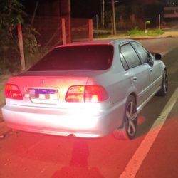 PM recolhe carro abandonado com sinais de arrombamento em Cascavel