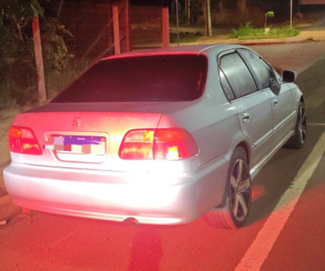PM recolhe carro abandonado com sinais de arrombamento em Cascavel
