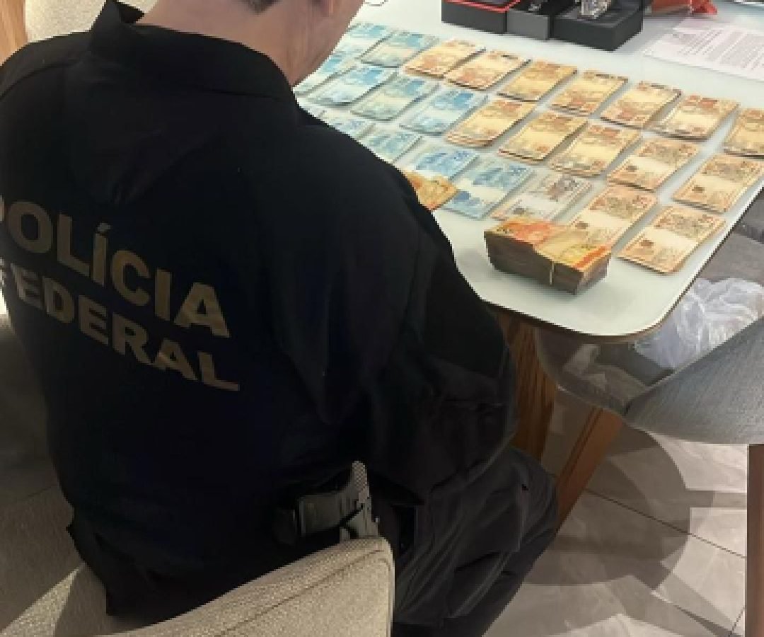Polícia Federal deflagra operação contra grupo investigado por contrabando de cigarros e lavagem de dinheiro no Paraná