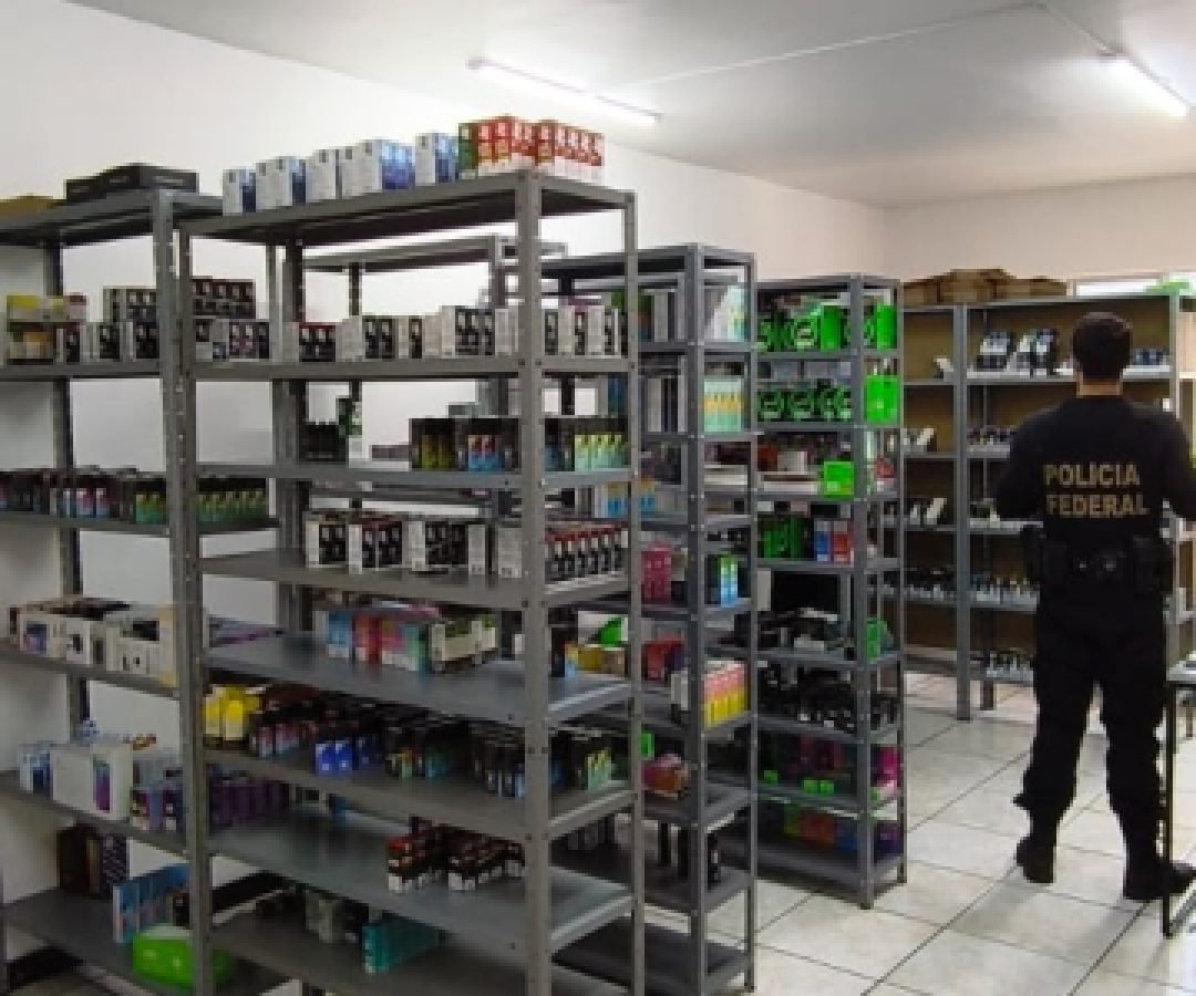 Polícia Federal realiza Operação Nubes contra comércio ilegal de cigarros eletrônicos em Curitiba