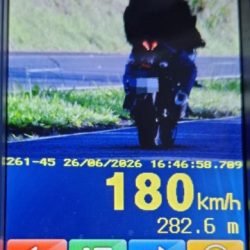 Polícia Rodoviária flagra veículo a 180 km/h durante operação na PR-323, em Paiçandu