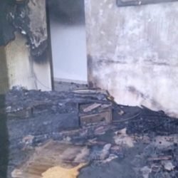 Policiais entram em casa em chamas e salvam mulher mantida pelo marido durante incêndio em Ubiratã