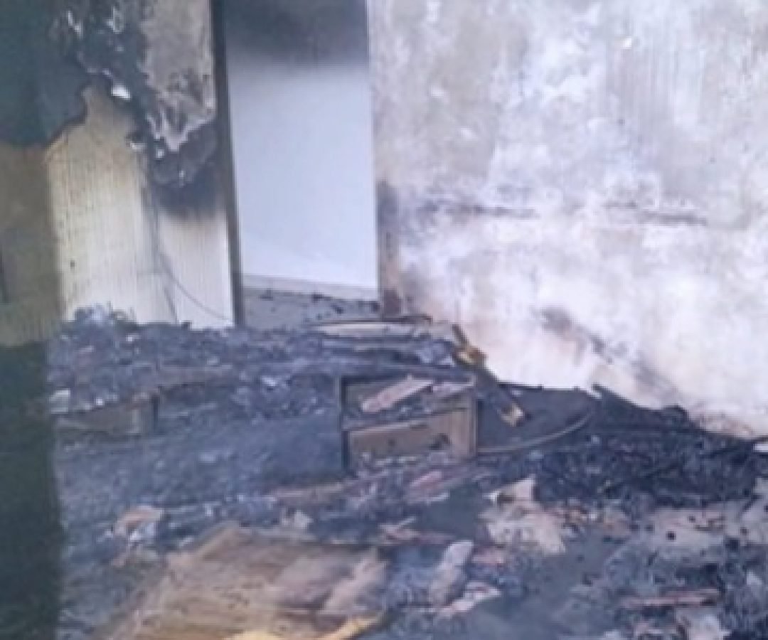 Policiais entram em casa em chamas e salvam mulher mantida pelo marido durante incêndio em Ubiratã