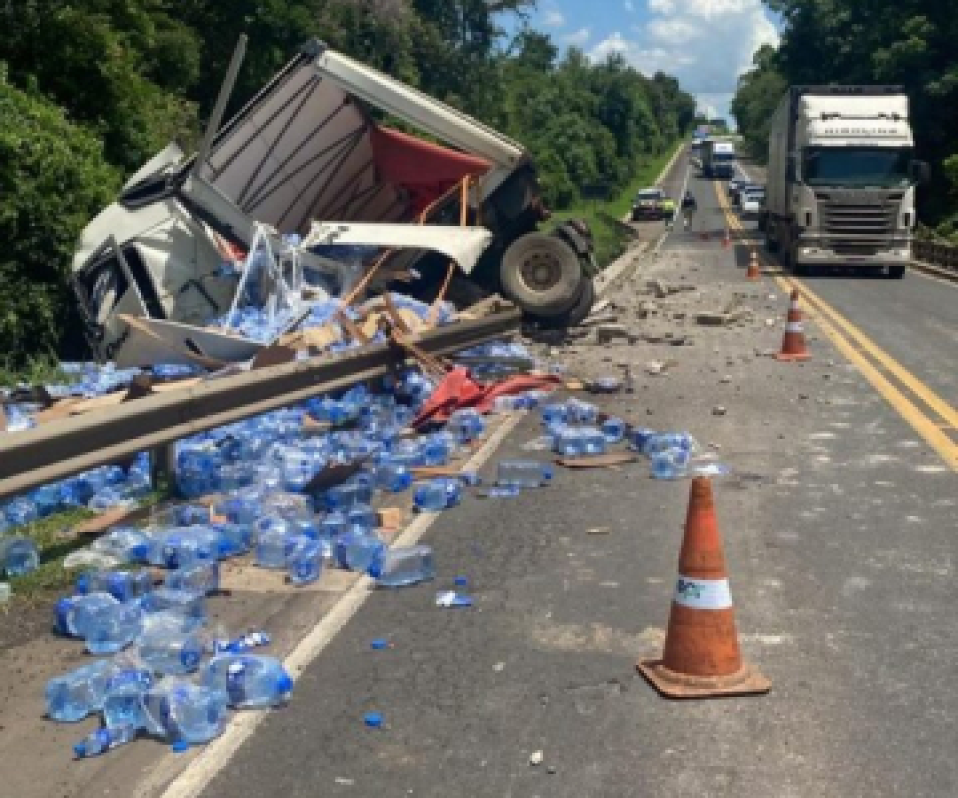 Policiais militares salvam motorista em grave acidente na BR-153, em Santo Antônio da Platina